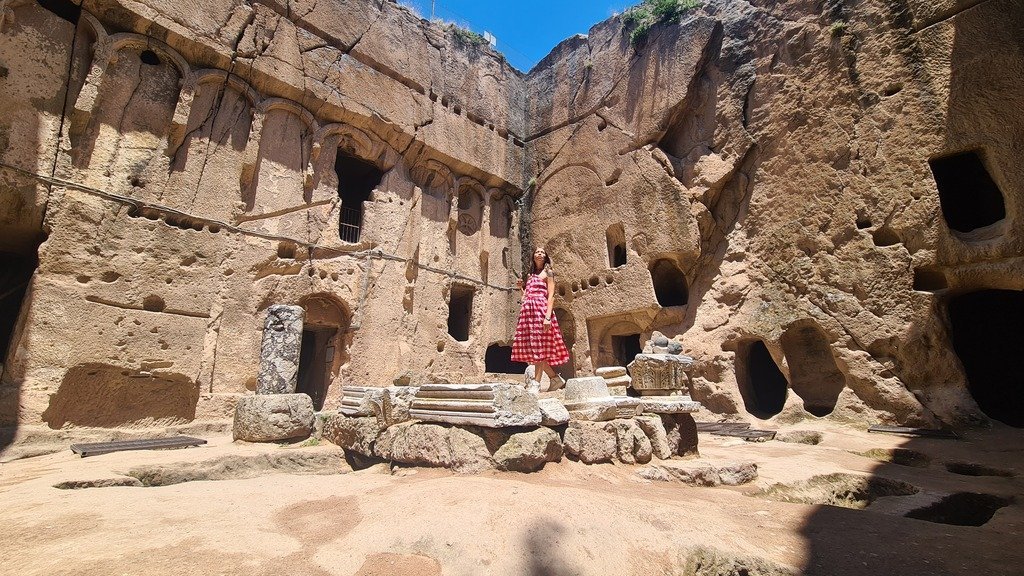 Gümüşler Manastırı | Türkiye'nin Petra'sı 1500 Yıllık Manastır Gümüşler