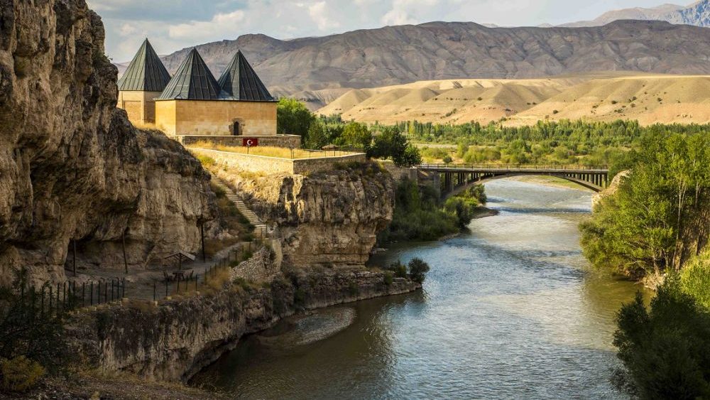 Erzincan Gezi Rehberi - Sultan Melik Türbesi