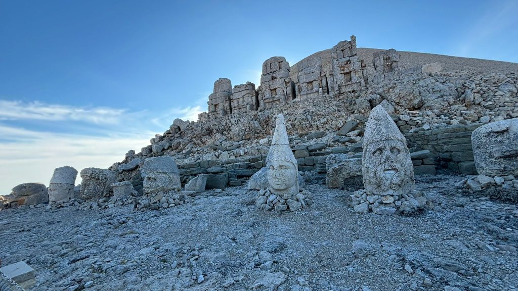 Nemrut Dağı Gezi Rehberi | Yunan ve Pers Tanrıları ile Gün Batımını İzlemek