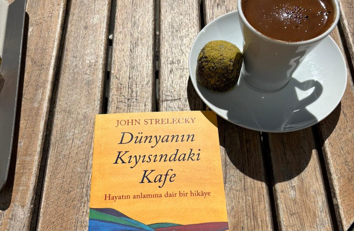  Mekanı Olan Ve İlham Veren Kitaplar - Dünyanın Kıyısındaki Kafe